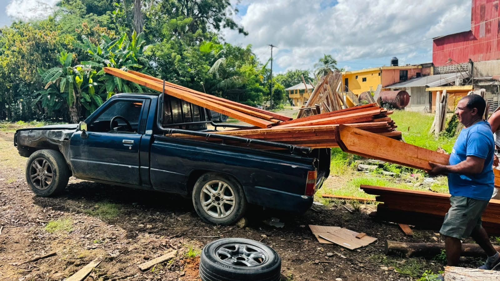 Colaborador de Maderera Durán cargando tablas en una camioneta