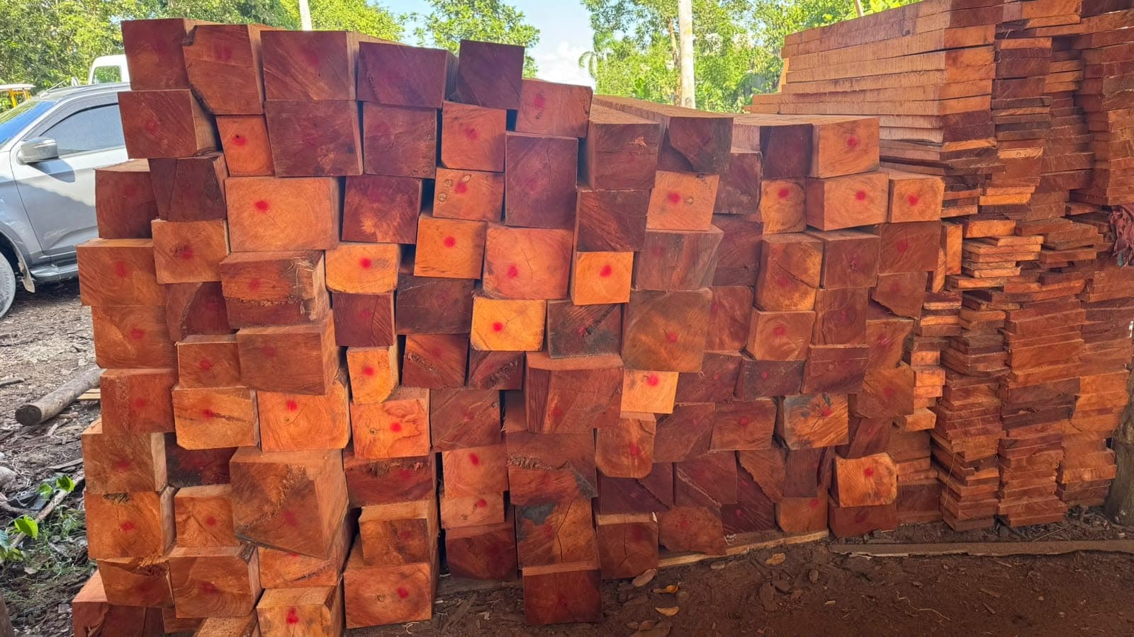 Cuartones de madera rojiza apilados