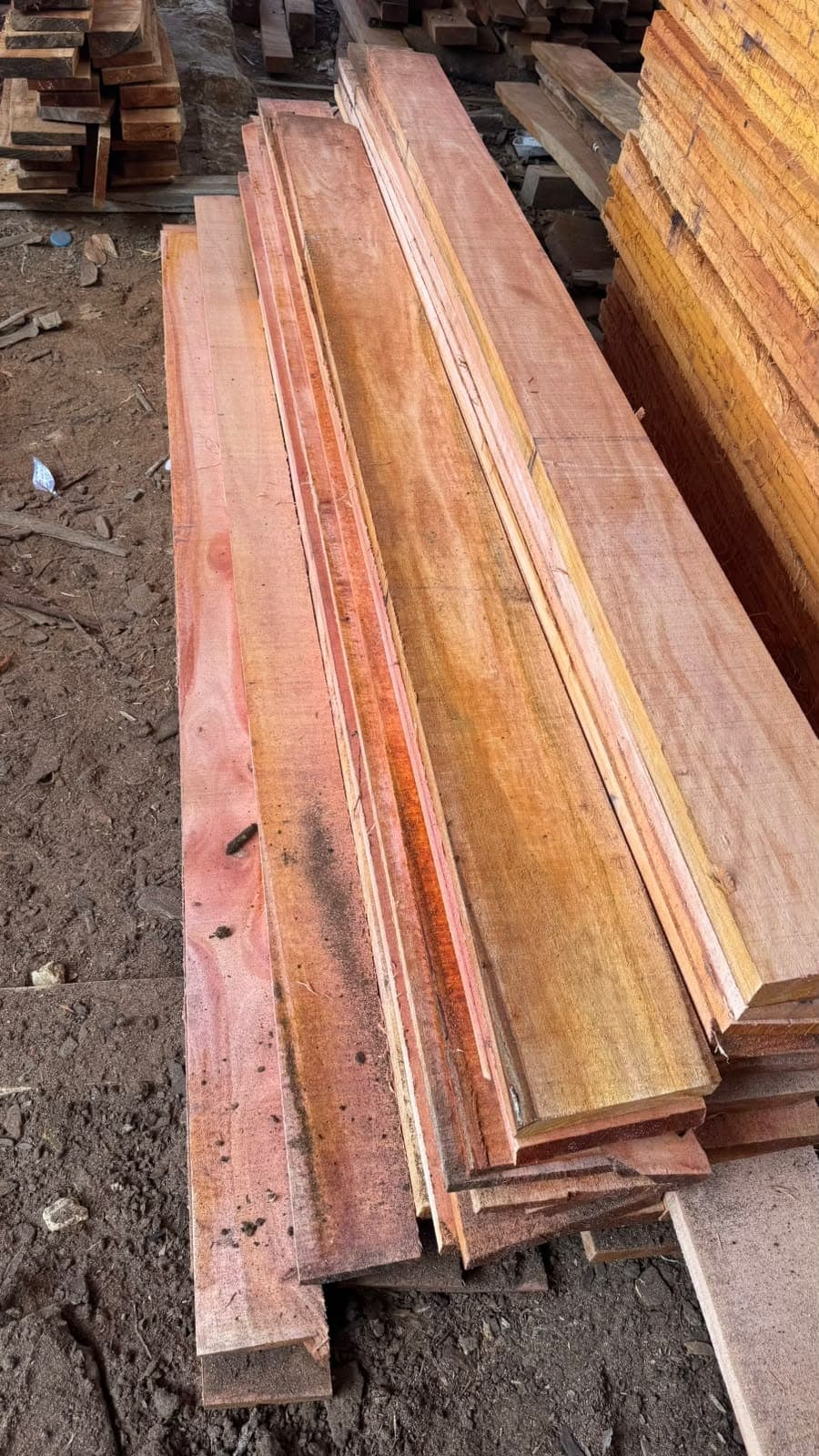 Reglas y tablas largas de madera